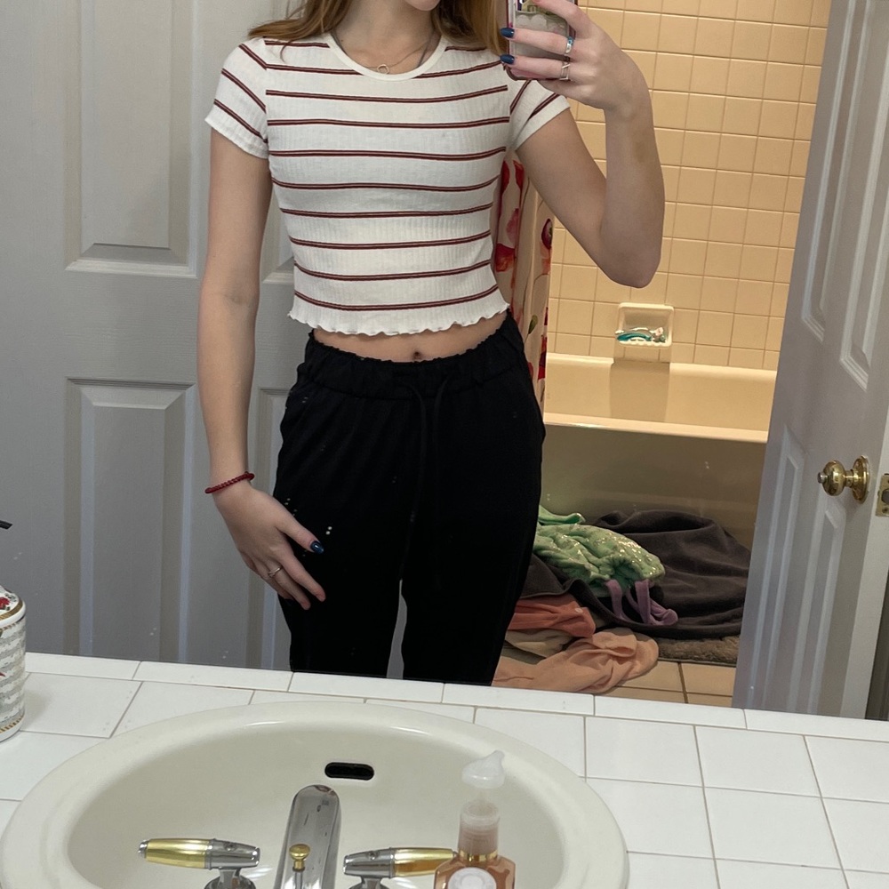 AE cropped shirt; Small; flattering; Great condition; multicolored